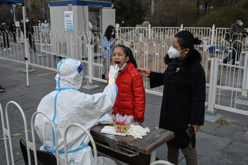 Testes em massa foram iniciados em cidades chinesas como parte da política de Covid zero