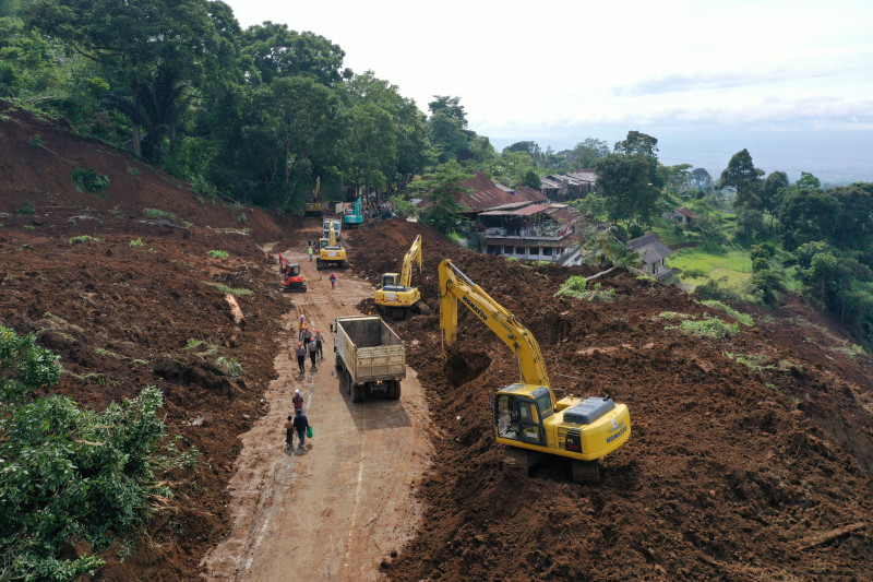 Suprimentos demoram a chegar, em parte, devido &agrave; destrui&ccedil;&atilde;o parcial de vias p&uacute;blicas em Canju


