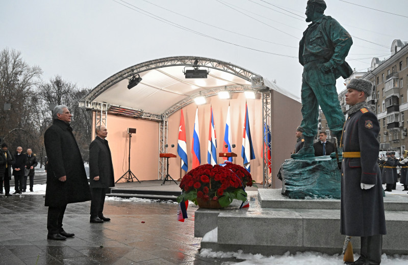 Putin e Díaz-Canel inauguraram um monumento de bronze em homenagem a Fidel Castro em Moscou