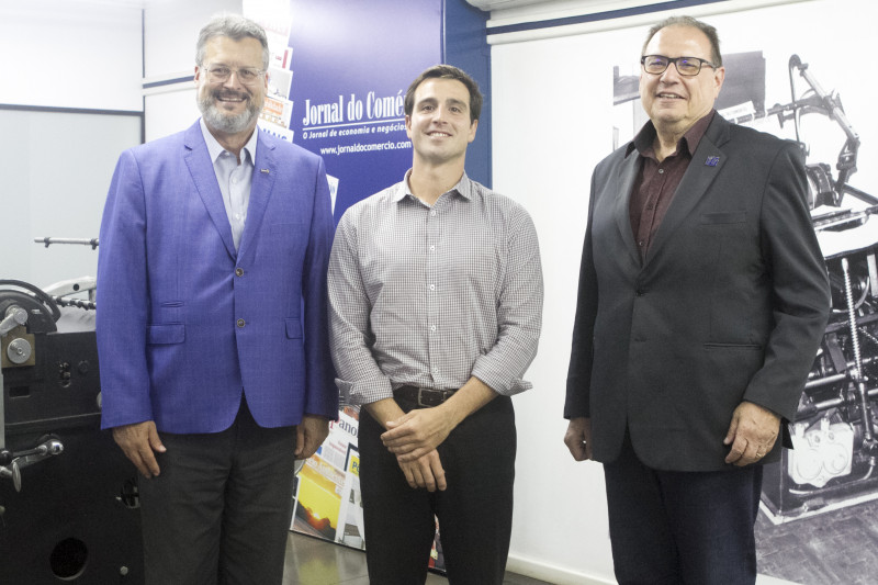 Claudio Inácio Bins (e) e Luiz Francisco Optiz (d) foram recebidos no JC pelo diretor de Operações, Giovanni Jarros Tumelero