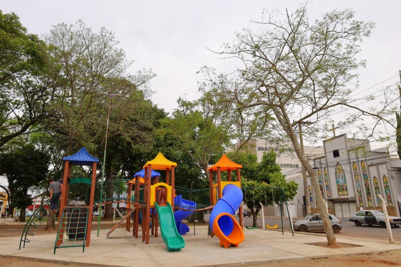 Três das principais praças do município estão passando por renovações