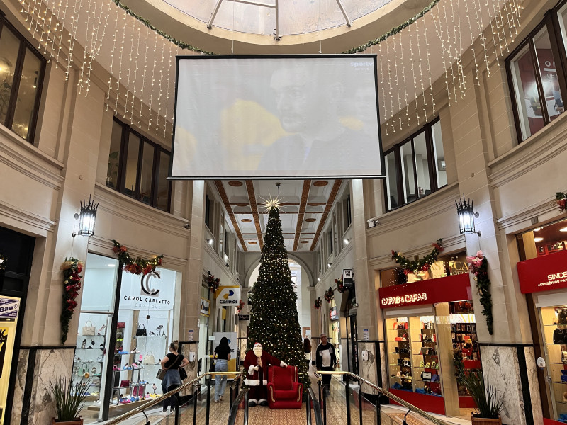 Telão fica acima da árvore de Natal, dando ambiente de múltiplas datas promocionais