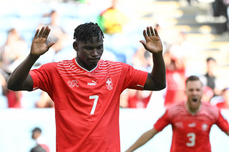 Após marcar, Embolo levantou os braços em sinal de respeito à seleção camaronesa 