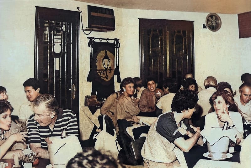 Cena do movimentado interior do Girasole, nos anos 1980
