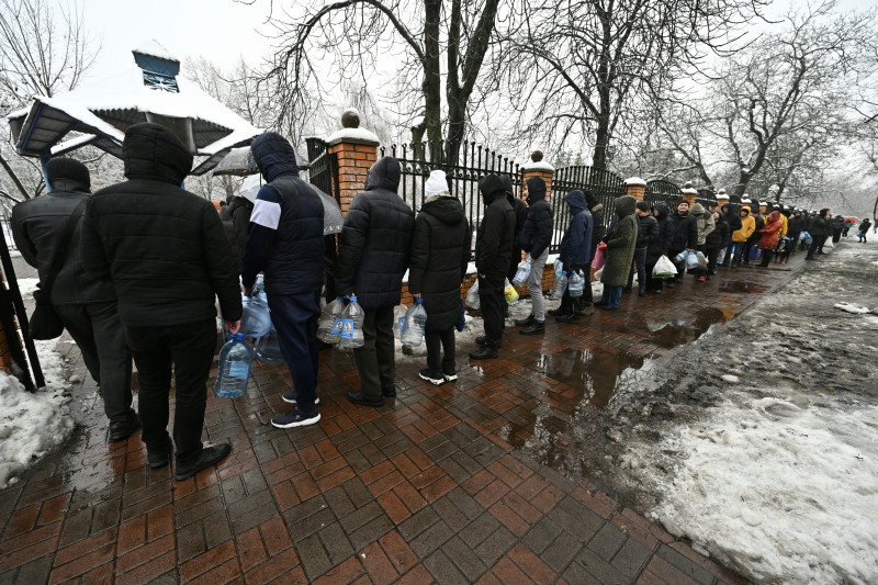Moradores de Kiev fazem fila para se abastecer de água após ataques russos 