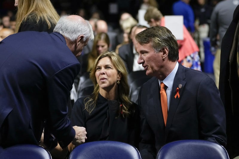 {'nm_midia_inter_thumb1':'https://www.jornaldocomercio.com/_midias/jpg/2022/11/25/206x137/1_063_1244910062-9851505.jpg', 'id_midia_tipo':'2', 'id_tetag_galer':'', 'id_midia':'63813594e04f2', 'cd_midia':9851505, 'ds_midia_link': 'https://www.jornaldocomercio.com/_midias/jpg/2022/11/25/063_1244910062-9851505.jpg', 'ds_midia': ' CHARLOTTESVILLE, VIRGINIA - NOVEMBER 19: Virginia Gov. Glenn Youngkin and his wife Suzanne Youngkin greet a person before a memorial service for three slain University of Virginia football players at John Paul Jones Arena at the school on November 19, 2022 in Charlottesville, Virginia. Christopher Darnell Jones Jr. was apprehended in connection with the shooting in which three university football players were killed and two others wounded.   Steve Helber-Pool/Getty Images/AFP (Photo by POOL / GETTY IMAGES NORTH AMERICA / Getty Images via AFP)', 'ds_midia_credi': 'Steve Helber-Pool/Getty Images/AFP/JC', 'ds_midia_titlo': ' CHARLOTTESVILLE, VIRGINIA - NOVEMBER 19: Virginia Gov. Glenn Youngkin and his wife Suzanne Youngkin greet a person before a memorial service for three slain University of Virginia football players at John Paul Jones Arena at the school on November 19, 2022 in Charlottesville, Virginia. Christopher Darnell Jones Jr. was apprehended in connection with the shooting in which three university football players were killed and two others wounded.   Steve Helber-Pool/Getty Images/AFP (Photo by POOL / GETTY IMAGES NORTH AMERICA / Getty Images via AFP)', 'cd_tetag': '1', 'cd_midia_w': '800', 'cd_midia_h': '533', 'align': 'Left'}