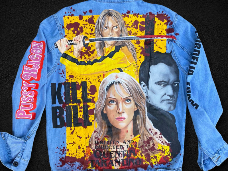 Rafael conversa com o cliente para decidir os elementos que ir&atilde;o compor a arte final  Foto: ARQUIVO PESSOAL/REPRODU&Ccedil;&Atilde;O/JC