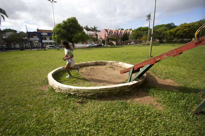 {'nm_midia_inter_thumb1':'https://www.jornaldocomercio.com/_midias/jpg/2022/11/28/206x137/1_ir_281122___praca___10_-9853780.jpg', 'id_midia_tipo':'2', 'id_tetag_galer':'', 'id_midia':'638527ddab943', 'cd_midia':9853780, 'ds_midia_link': 'https://www.jornaldocomercio.com/_midias/jpg/2022/11/28/ir_281122___praca___10_-9853780.jpg', 'ds_midia': 'Fazer fotos dos brinquedos quebrados e da caixa de areia do escorregador da Pra&ccedil;a Jo&atilde;o Bergmann  - ', 'ds_midia_credi': 'ISABELLE RIEGER/JC', 'ds_midia_titlo': 'Fazer fotos dos brinquedos quebrados e da caixa de areia do escorregador da Pra&ccedil;a Jo&atilde;o Bergmann  - ', 'cd_tetag': '1', 'cd_midia_w': '800', 'cd_midia_h': '533', 'align': 'Left'}