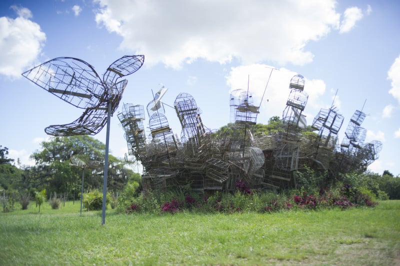 A escultura &eacute; feita com gaiolas de animais que foram recuperados do tr&aacute;fico  Foto: RAMIRO SANCHEZ/ESPECIAL/JC