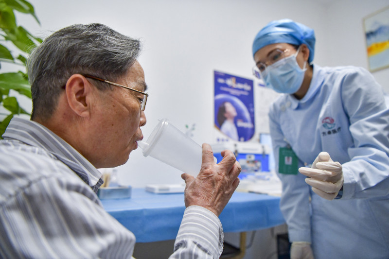 Para acelerar a imunização, Pequim determinou um menor intervalo entre as doses e aprovou novas combinações de vacinas