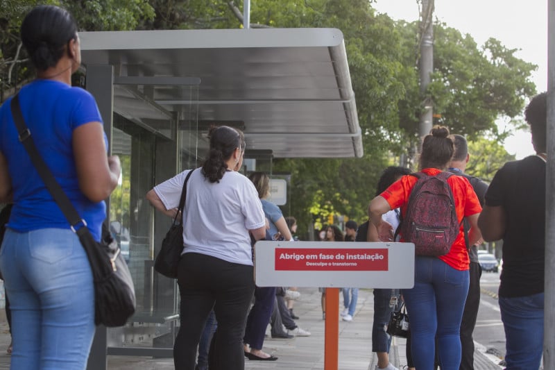 Mais de 200 trabalhadores aderiram ao movimento, o que atinge diretamente as quatro empresas responsáveis pelo transporte urbano da cidade