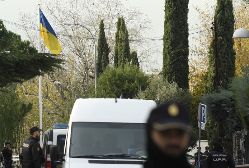 Policiais, armados com fuzis, bloquearam estradas para reforçar a segurança da área residencial no entorno da embaixada da Ucrânia