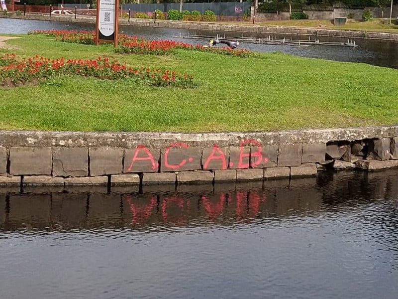 Pichações foram feitas no entorno do Lago Joaquina Rita Bier.