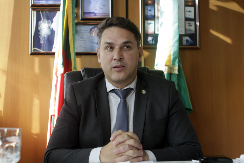 Segundo as investigações, o deputado "estaria perpetrando crimes mediante patrocínio e incentivo a atos antidemocráticos"