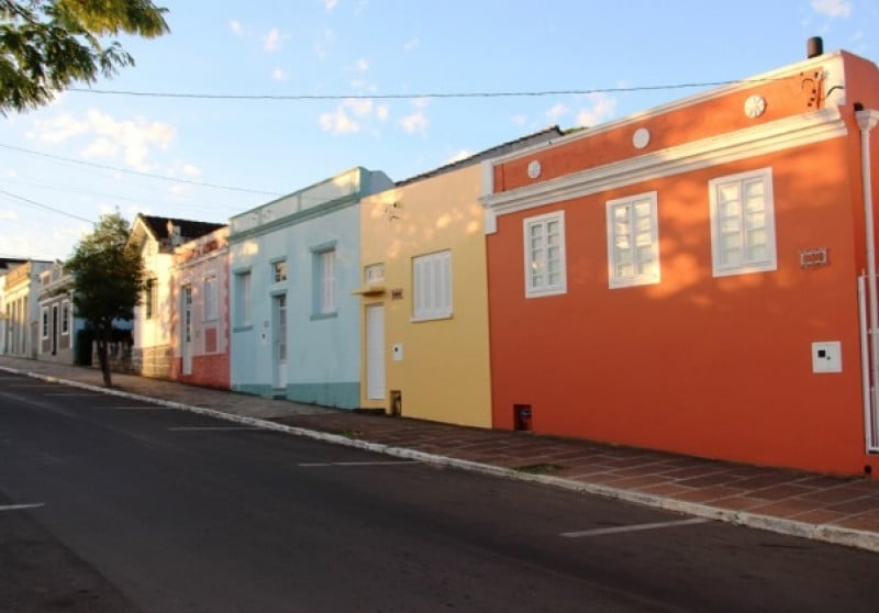 Estilo açoriano marca diversas construções na Borges de Medeiros, avenida principal da cidade