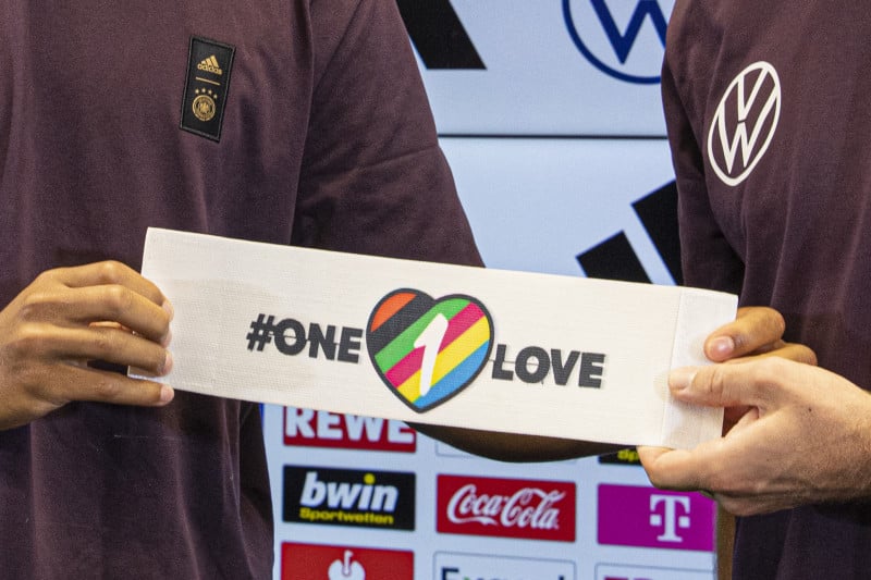 Integrantes da comunidade LGBTI+ não esconde indignação com as seleções que insistiram em usar a pulseira 'One Love'