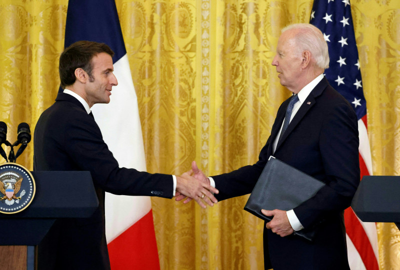 Em coletiva com Macron, Biden se disse disposto a conversar com Putin para encerrar guerra na Ucrânia