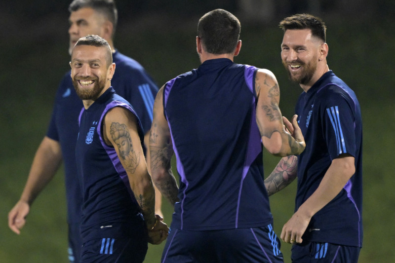  Apoiado pela torcida e cercado pelos companheiros, Messi é o grande nome argentino nesse Mundial
