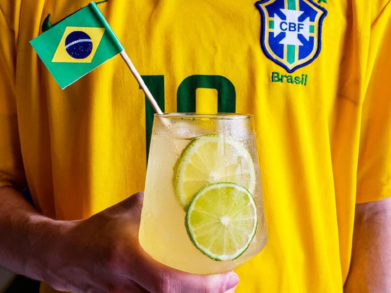 O negócio desenvolveu drinks inspirados em países da copa do mundo Foto: FLORI/DIVULGAÇÃO/JC
