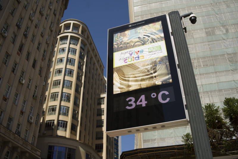 2022.12.02 - Porto Alegre/RS/Brasil: Relógio de rua. Temperatura. Calor. Verão. Tempo.

Foto: Ramiro Sanchez/@outroangulofoto