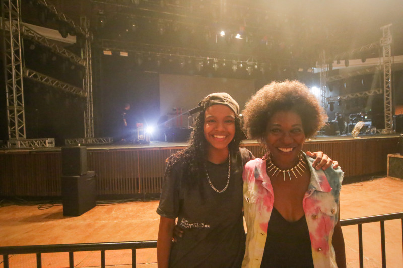 Eduarda e sua mãe após o término do show