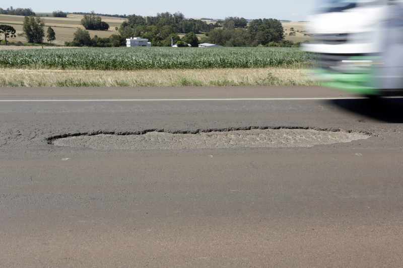 Devido a falta de material, a manutenção das ruas de Porto Alegre está paralisada desde o último sábado (28)  