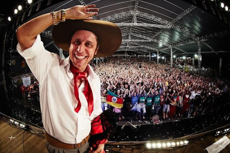 Baile de aniversário com João Luiz Corrêa está marcado para esta sexta-feira (9)