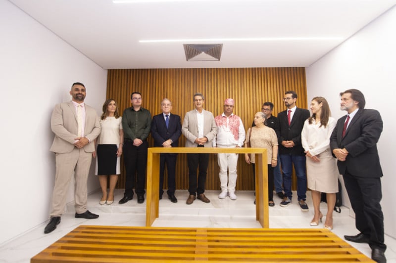 Com paredes brancas e total de ausência de símbolos religiosos, o objetivo é garantir um espaço ecumênico
