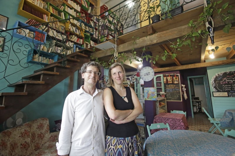 Jair e Mathilde são os proprietários do L'Atelier des Mots, que pretende fomentar a cultura, língua, arte e gastronomia francesa na Capital  Foto: LUIZA PRADO/JC