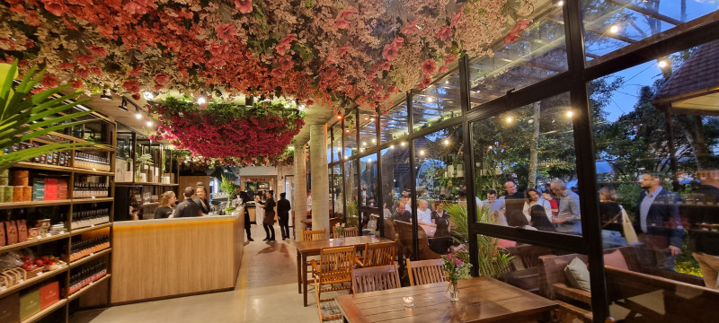 {'nm_midia_inter_thumb1':'https://www.jornaldocomercio.com/_midias/jpg/2022/12/08/206x137/1_minuto_varejo_lugano_rua_torta_cafe_gramado_jornal_do_comercio-9865183.jpg', 'id_midia_tipo':'2', 'id_tetag_galer':'', 'id_midia':'6392350a47aeb', 'cd_midia':9865183, 'ds_midia_link': 'https://www.jornaldocomercio.com/_midias/jpg/2022/12/08/minuto_varejo_lugano_rua_torta_cafe_gramado_jornal_do_comercio-9865183.jpg', 'ds_midia': 'Minuto Varejo - Gramado - Lugano Rua Torta - ao lado do Museu Major José Nicoletti Filho - memória - casa subintendente - avenida Borges de Medeiros - turismo - turistas - serra gaúcha - chocolataria - experiência ', 'ds_midia_credi': 'PATRICIA COMUNELLO/ESPECIAL/JC', 'ds_midia_titlo': 'Minuto Varejo - Gramado - Lugano Rua Torta - ao lado do Museu Major José Nicoletti Filho - memória - casa subintendente - avenida Borges de Medeiros - turismo - turistas - serra gaúcha - chocolataria - experiência ', 'cd_tetag': '1', 'cd_midia_w': '800', 'cd_midia_h': '360', 'align': 'Left'}