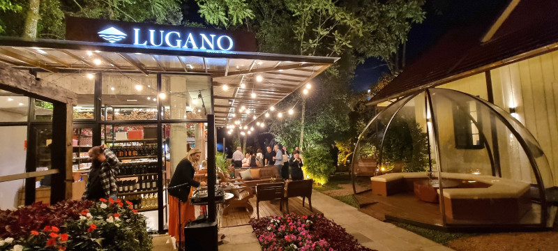 {'nm_midia_inter_thumb1':'https://www.jornaldocomercio.com/_midias/jpg/2022/12/08/206x137/1_minuto_varejo_lugano_rua_torta_domo_gramado_jornal_do_comercio_2-9865211.jpg', 'id_midia_tipo':'2', 'id_tetag_galer':'', 'id_midia':'63923569860c5', 'cd_midia':9865211, 'ds_midia_link': 'https://www.jornaldocomercio.com/_midias/jpg/2022/12/08/minuto_varejo_lugano_rua_torta_domo_gramado_jornal_do_comercio_2-9865211.jpg', 'ds_midia': 'Minuto Varejo - Gramado - Lugano Rua Torta - ao lado do Museu Major José Nicoletti Filho - memória - casa subintendente - avenida Borges de Medeiros - turismo - turistas - serra gaúcha - chocolataria - experiência ', 'ds_midia_credi': 'PATRICIA COMUNELLO/ESPECIAL/JC', 'ds_midia_titlo': 'Minuto Varejo - Gramado - Lugano Rua Torta - ao lado do Museu Major José Nicoletti Filho - memória - casa subintendente - avenida Borges de Medeiros - turismo - turistas - serra gaúcha - chocolataria - experiência ', 'cd_tetag': '1', 'cd_midia_w': '800', 'cd_midia_h': '360', 'align': 'Left'}