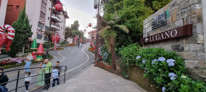 Nova operação desembarcou na Rua Torta (à esq) com interação com jardim e museu