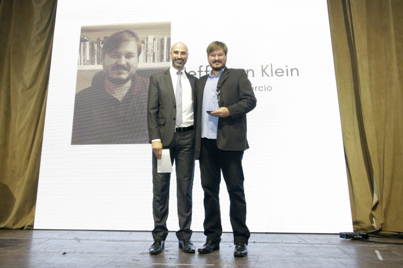 Jefferson Klein recebe Prêmio Destaques do Ano no Setor de Energias Renováveis, em cerimônia de comemoração dos 10 anos do Sindienergia/RS.