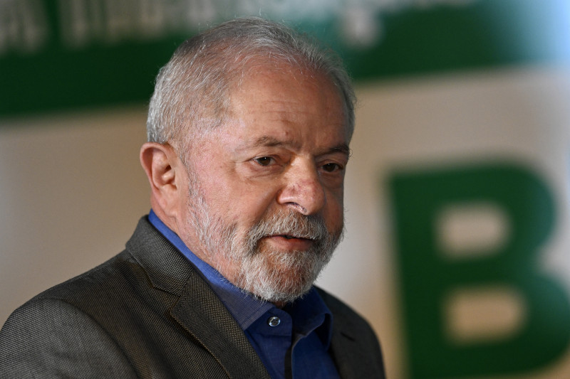 Lula está acordado e conversando, e às 10h os médicos irão apresentar mais detalhes à imprensa