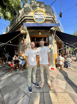 No domingo (11), a quadra da Rua Vasco da Gama recebe atrações musicais ao ar livre, gastronomia, bebidas e atrações especiais