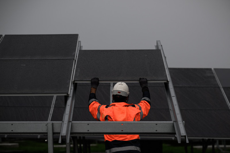 O hidrogênio verde é produzido a partir de fontes renováveis como a solar ou eólica