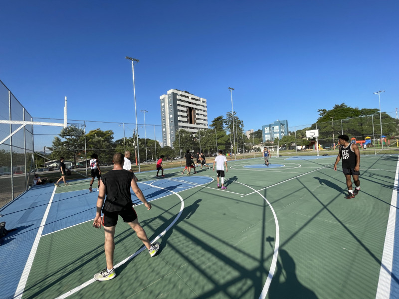 Quadra poliesportiva e outra de society est&atilde;o dispon&iacute;veis aos visitantes