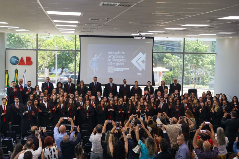 O presidente da OAB/RS entregou as credenciais para os profissionais na cerimônia 