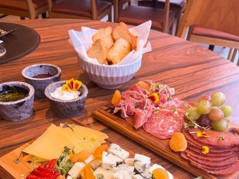 O restaurante desenvolveu pratos espec&iacute;ficos para a data comemorativa  Foto: MIR&Aacute;/DIVULGA&Ccedil;&Atilde;O/JC