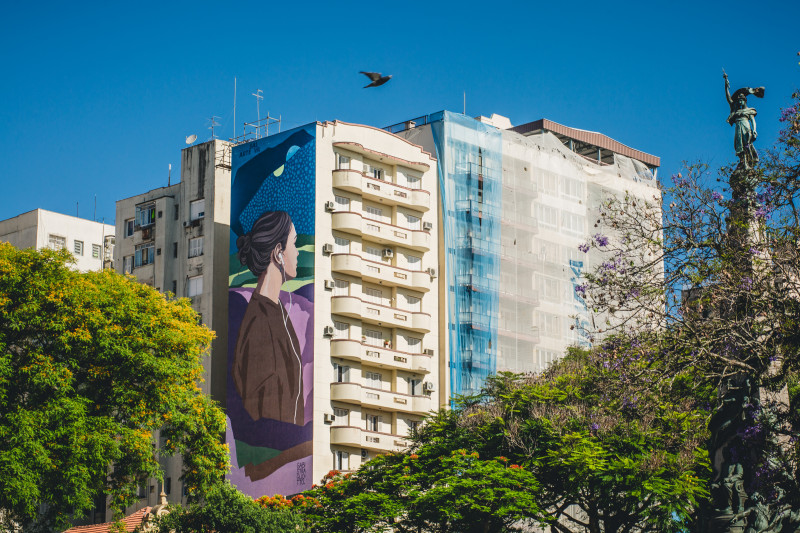 O mural da artista Gabi Stragliotto está localizado na Praça Marechal Deodoro, no Centro Histórico