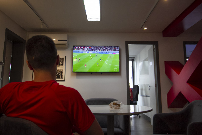 Na Aliança Francesa, em Porto Alegre, alunos e professores assistiram ao jogo