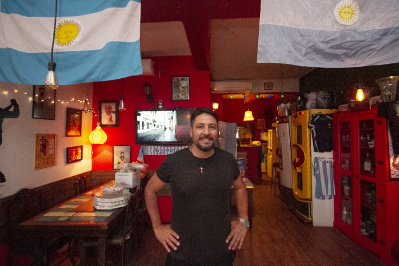 Alfredo Navarro, proprietário do bar El Farol, afirmou que está preparando um espaço maior para receber torcedores na final da Copa