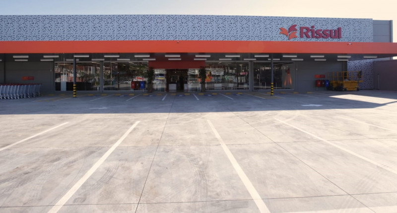 Parte das lojas que chegaram a fechar devido a cheias está sendo reaberta pelas redes