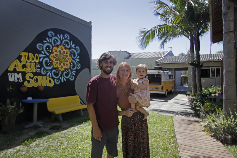 O casal reformou a kombi para viajar, mas teve de mudar os planos quando a pandemia come&ccedil;ou Foto: LUIZA PRADO/JC