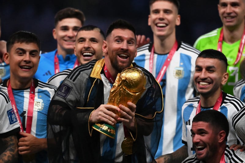 Após dois gols no tempo regulamentar, Messi (c) conseguiu erguer a taça, em sua quinta Copa do Mundo