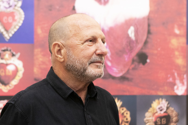 Rogério Nazari em frente ao seu Relicário, no Margs