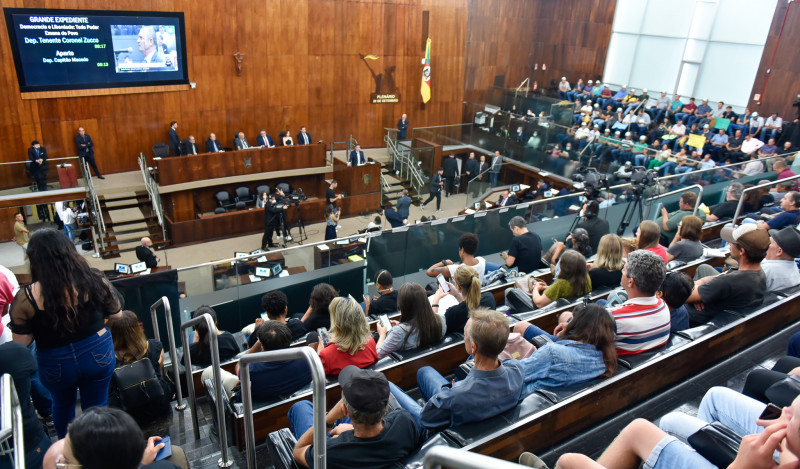 Deputados também aprovaram projeto que transforma em públicas as fundações do Estado