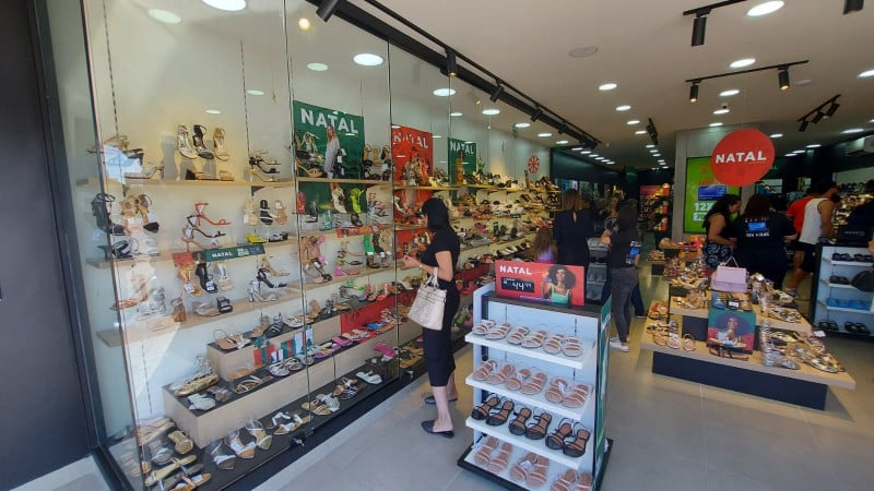 {'nm_midia_inter_thumb1':'https://www.jornaldocomercio.com/_midias/jpg/2022/12/20/206x137/1_minuto_varejo_di_santinni_alvorada__1_-9875738.jpg', 'id_midia_tipo':'2', 'id_tetag_galer':'', 'id_midia':'63a20625abd96', 'cd_midia':9875738, 'ds_midia_link': 'https://www.jornaldocomercio.com/_midias/jpg/2022/12/20/minuto_varejo_di_santinni_alvorada__1_-9875738.jpg', 'ds_midia': 'Di Santinni - Alvorada - loja - sapatos - compras - varejo', 'ds_midia_credi': 'Di Santinni/Divulgação/JC', 'ds_midia_titlo': 'Di Santinni - Alvorada - loja - sapatos - compras - varejo', 'cd_tetag': '1', 'cd_midia_w': '100', 'cd_midia_h': '100', 'align': 'Left'}