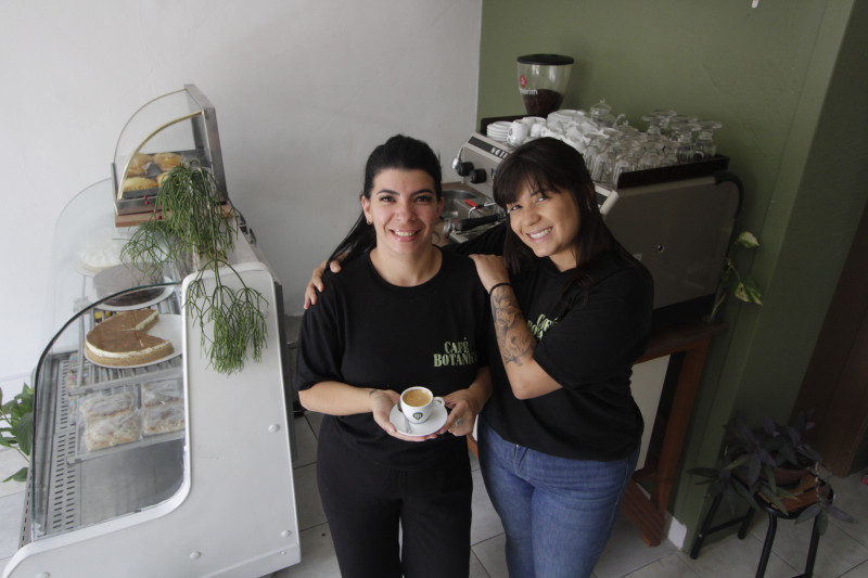 As s&oacute;cias afirmam que os hor&aacute;rios de funcionamento dependem muito do movimento da rua  Foto: ISABELLE RIEGER/JC