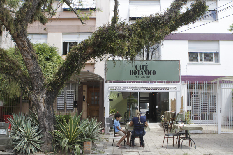 Com mesas na cal&ccedil;ada, o lugar oferece caf&eacute;s org&acirc;nicos, tortas, salgados e pizzas, com op&ccedil;&otilde;es vegetarianas e veganas  Foto: ISABELLE RIEGER/JC